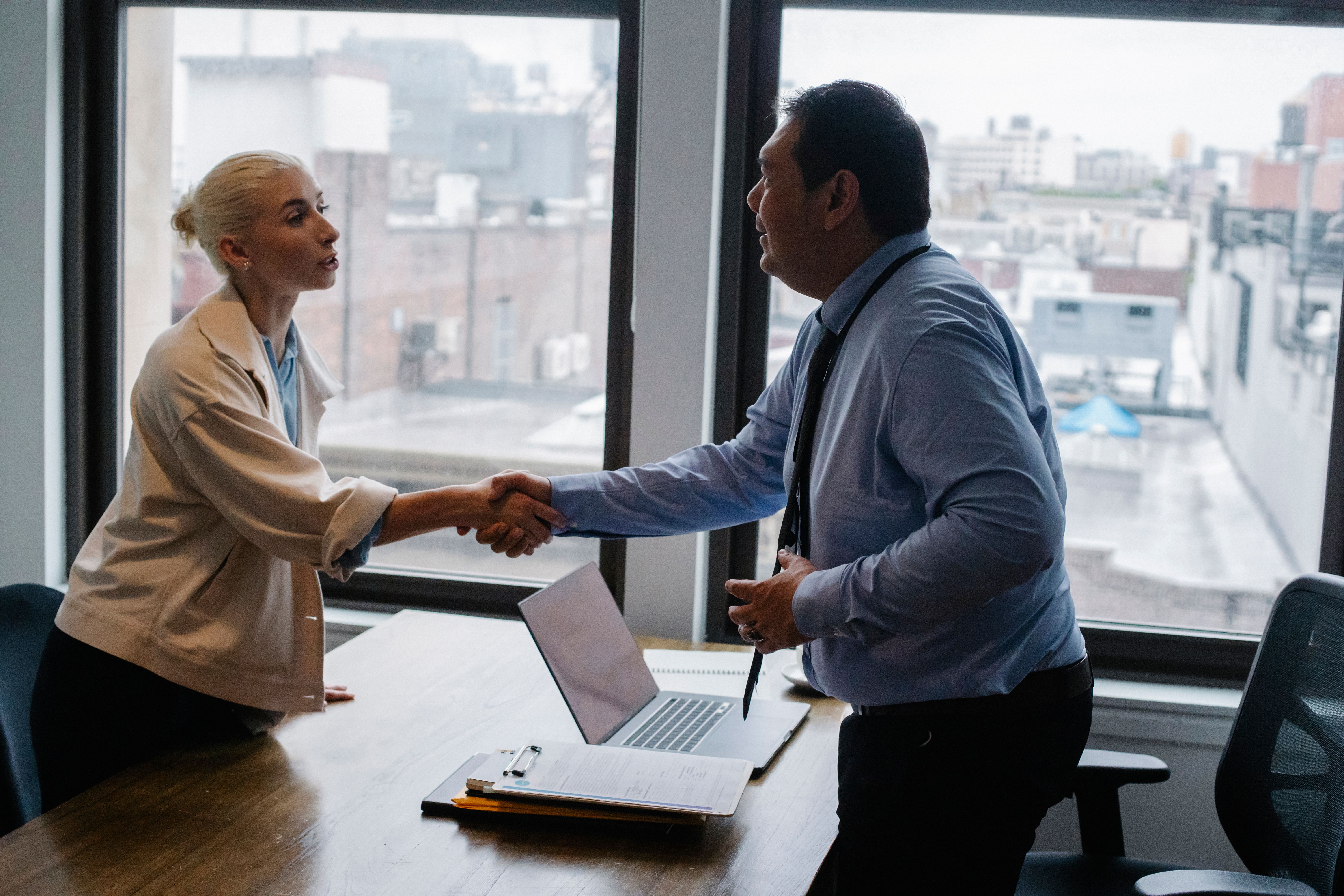 Profesionist în recrutare white-collar discutând cu un candidat